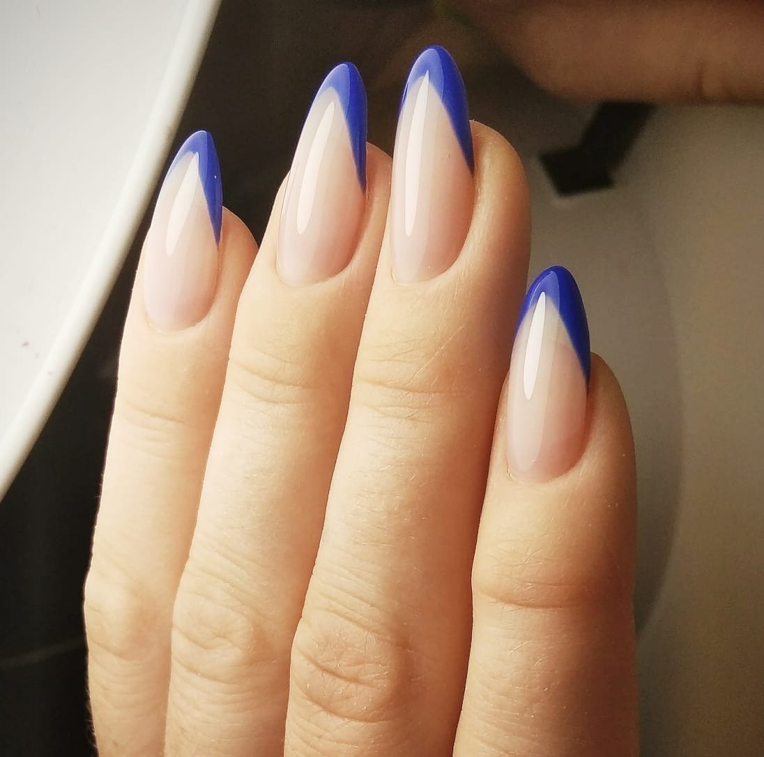 синий френч на ногтях миндалевидной формы фото