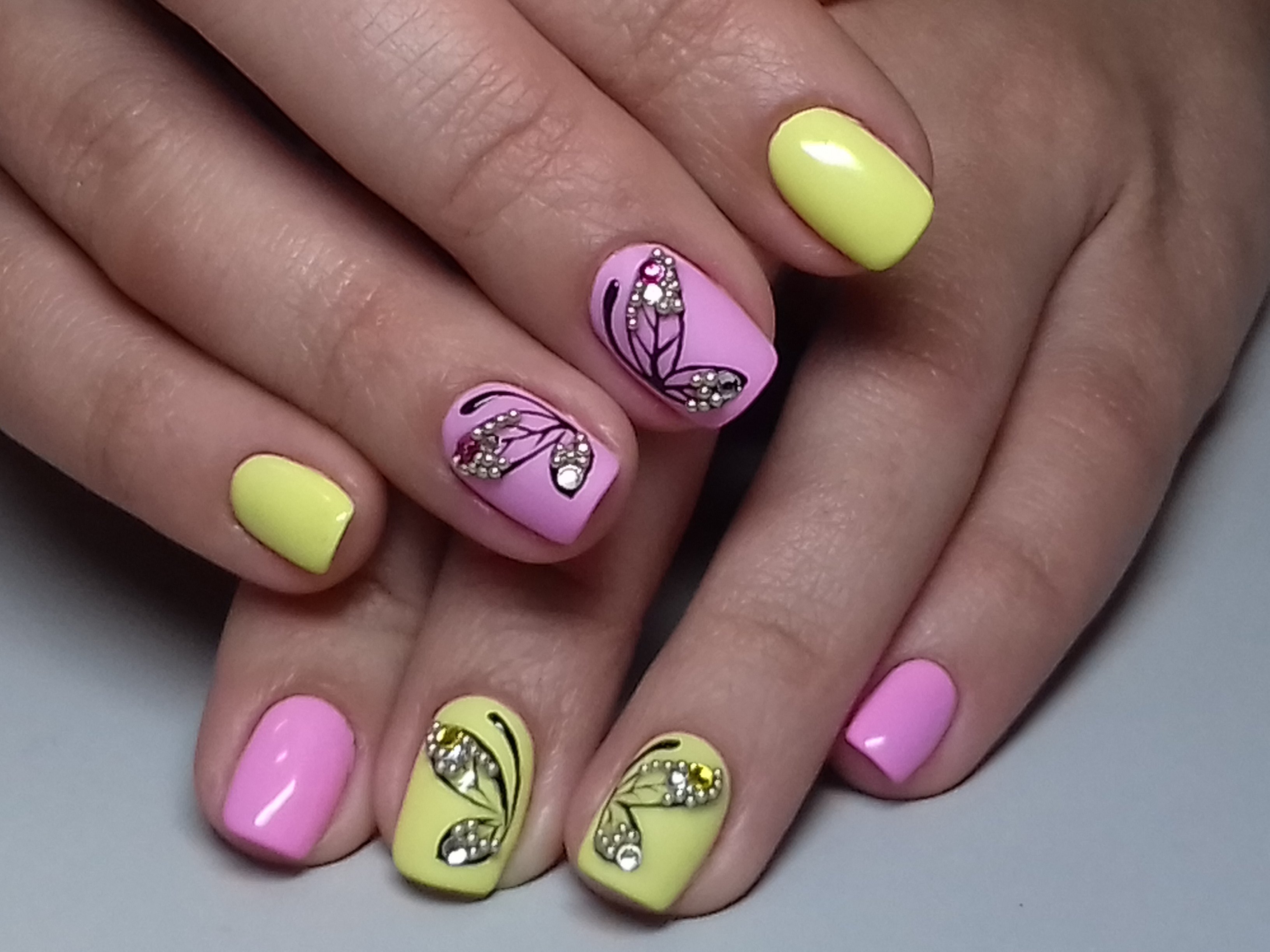 Желто розовые ногти