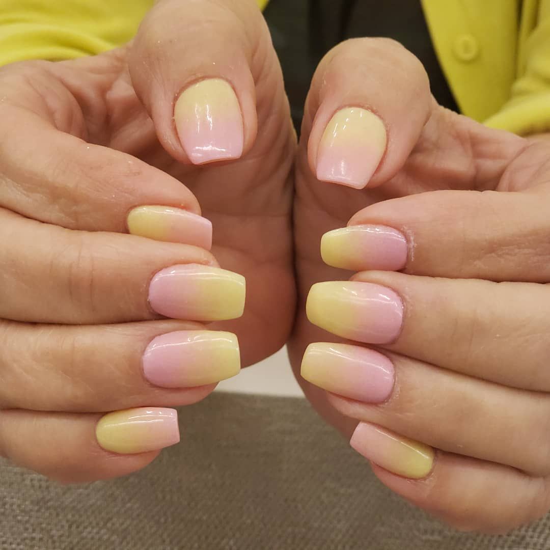 Желто розовые ногти.