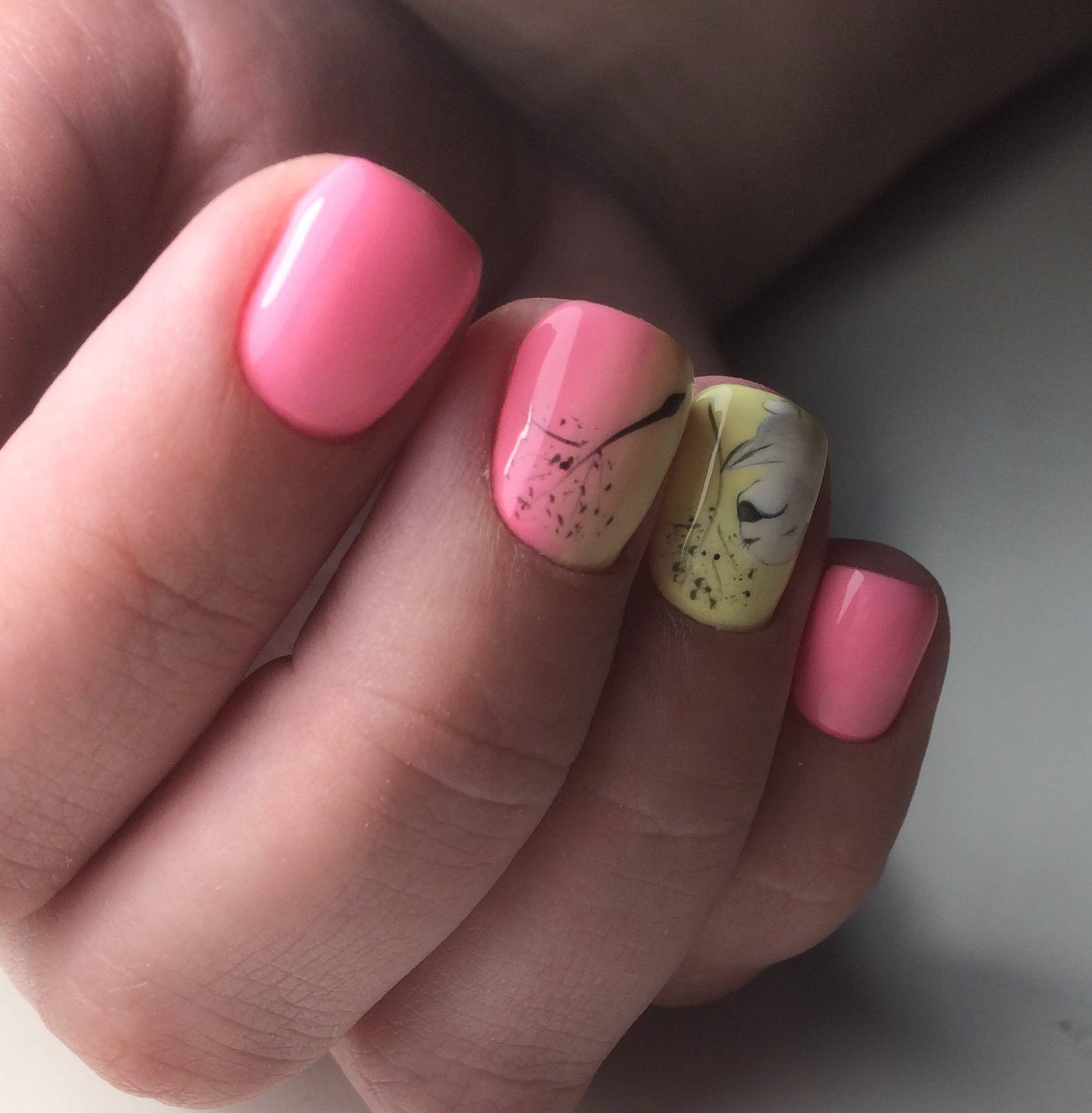 Маникюр жёлтый с розовым на короткие ногти