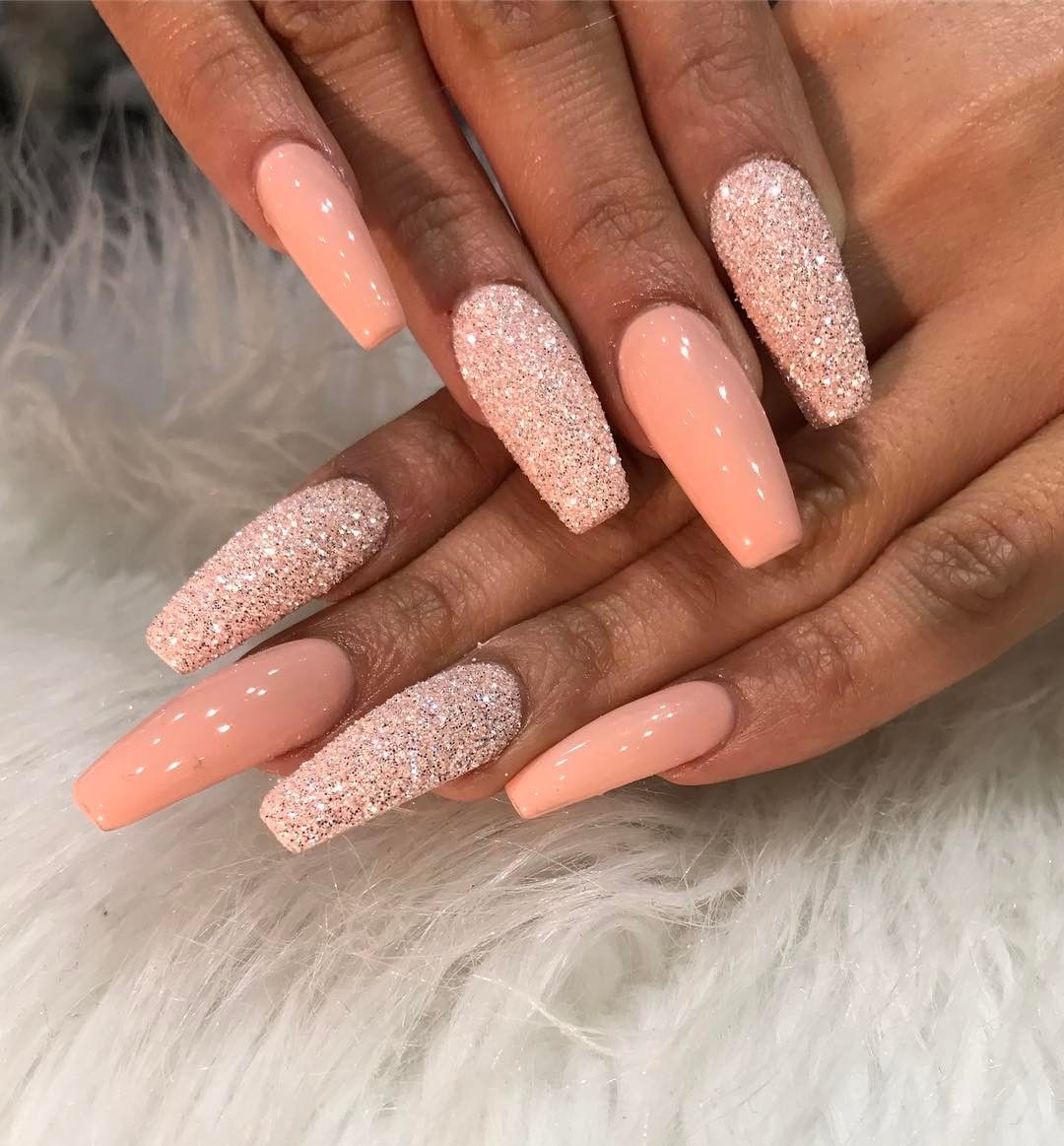 Персиковые ногти с блестками