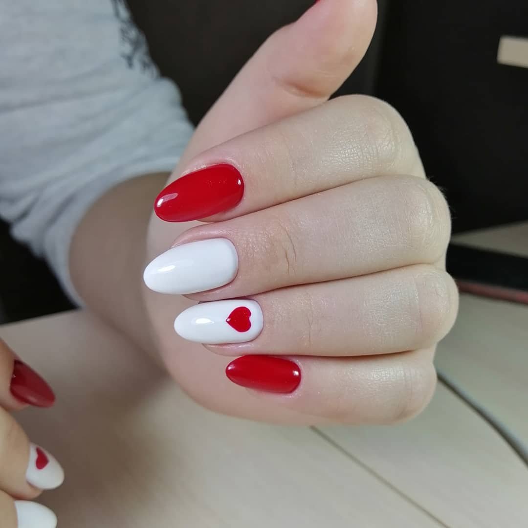 красные ногти с белыми цветами фото