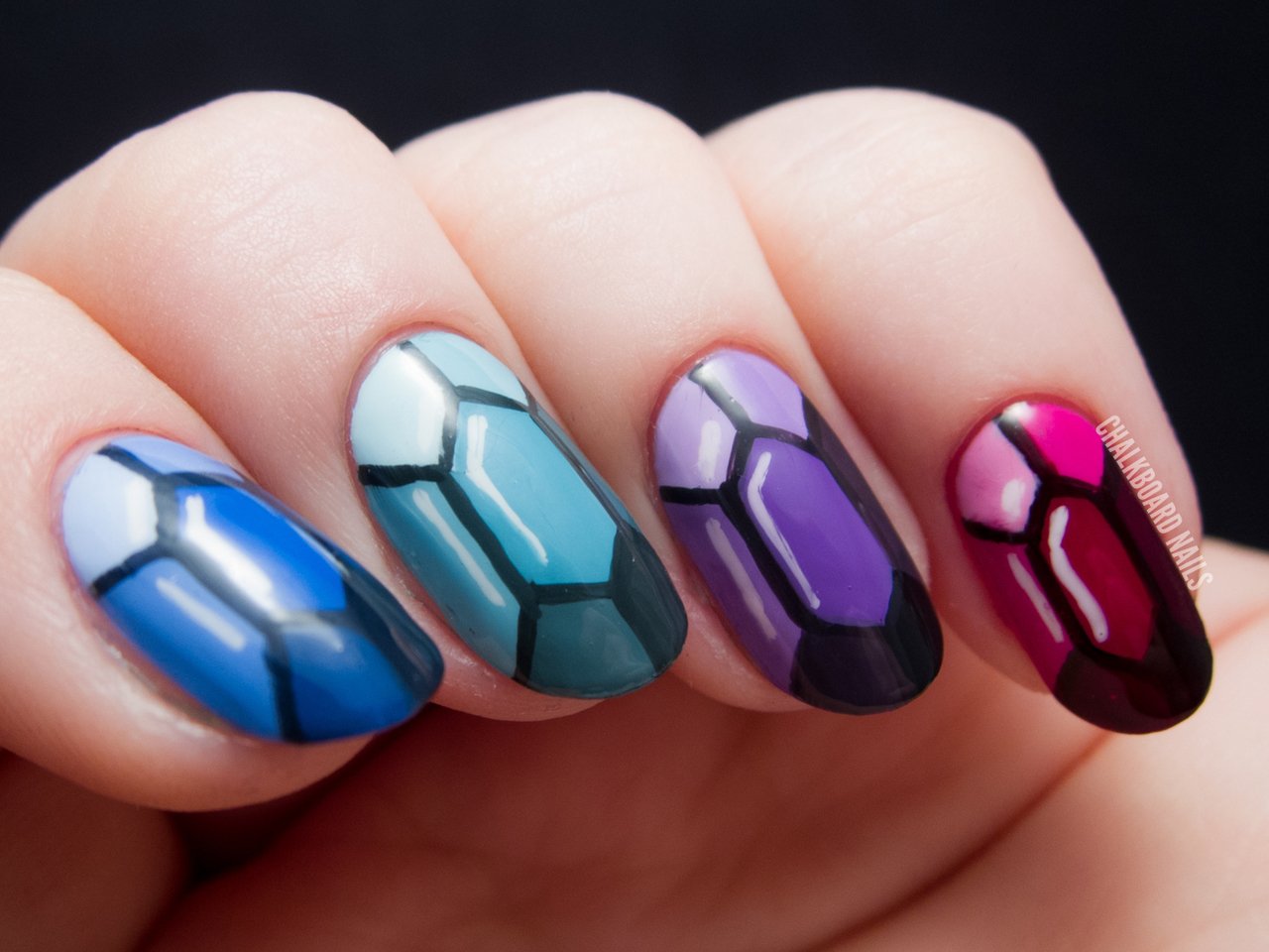 Цветная абстракция на ногтях.