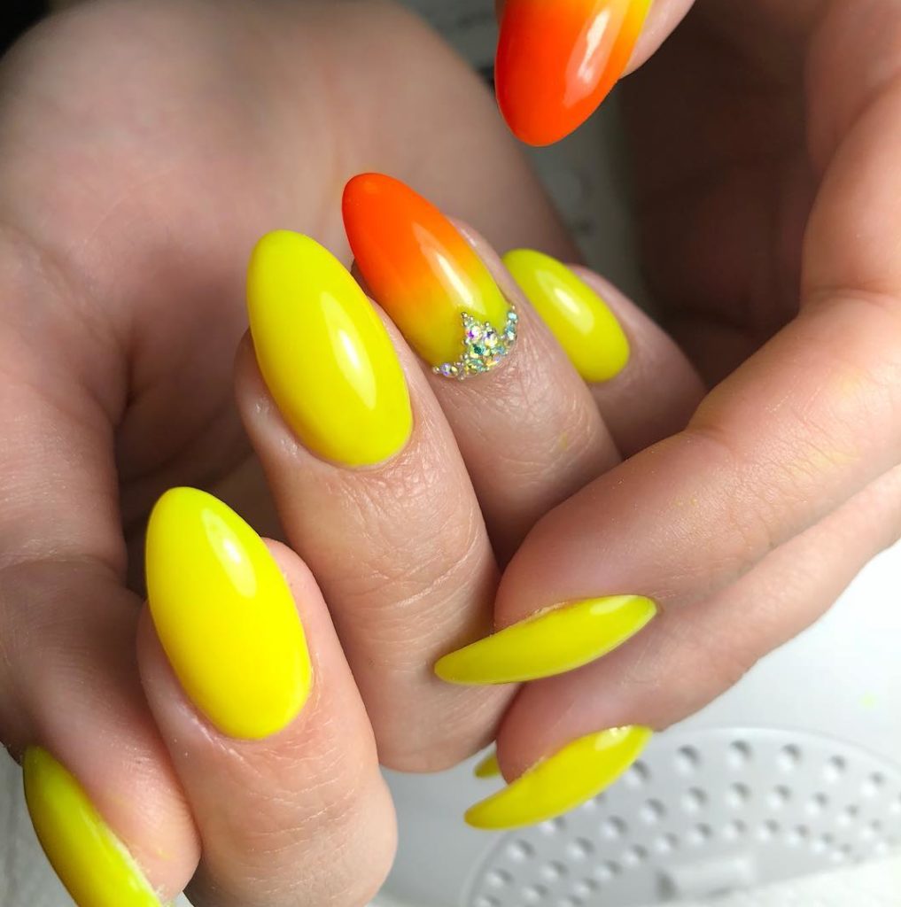 Яркие желтые ногти