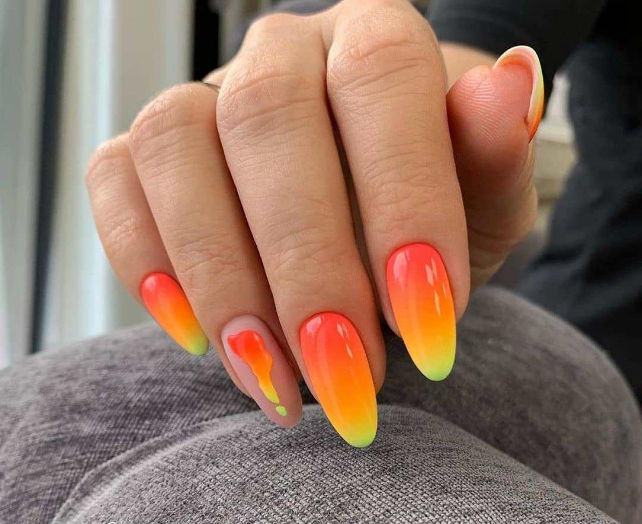 Желто-оранжевый маникюр на короткие ногти.