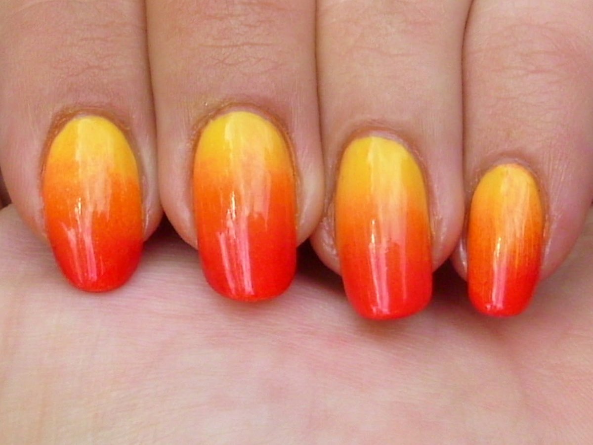 Градиент на ногтях оранж