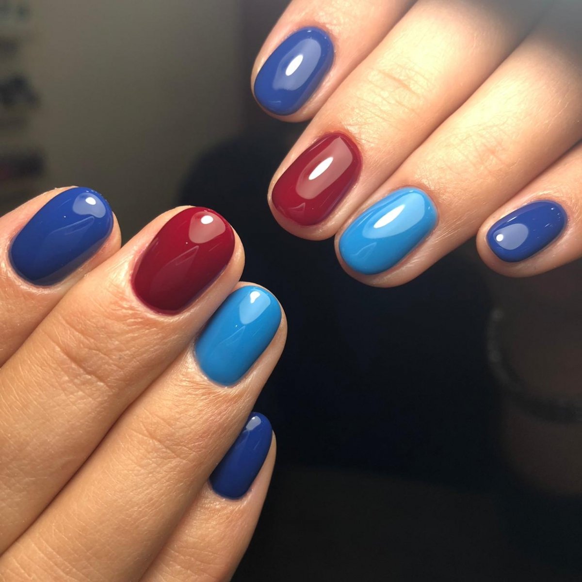 Разноцветные синие ногти