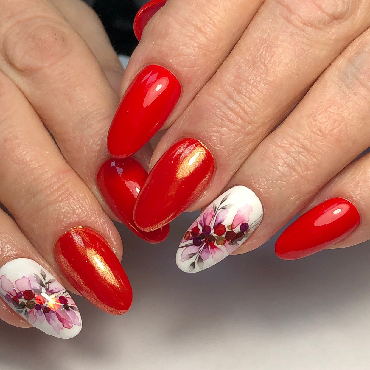 Красные ногти с цветочками