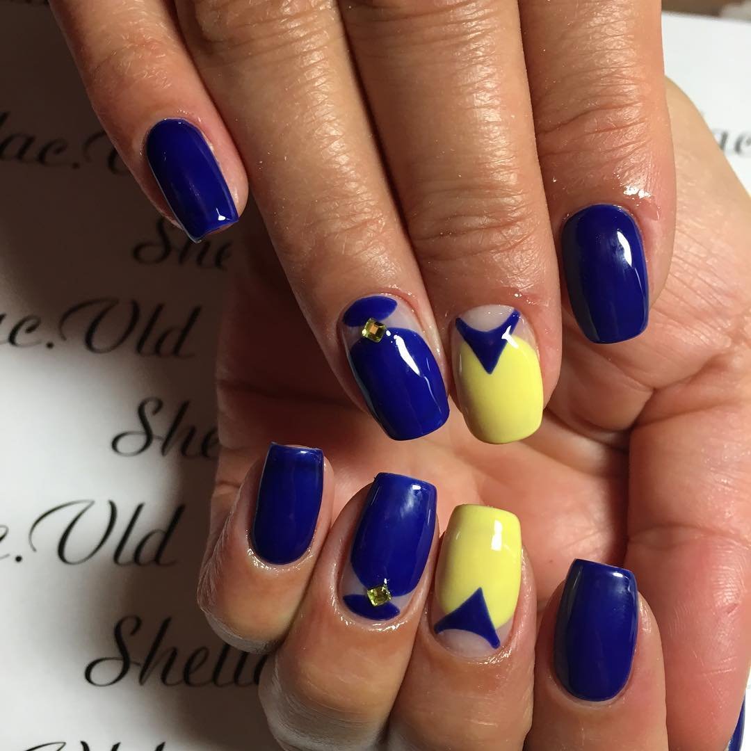 Дизайн ногтей синий с желтым