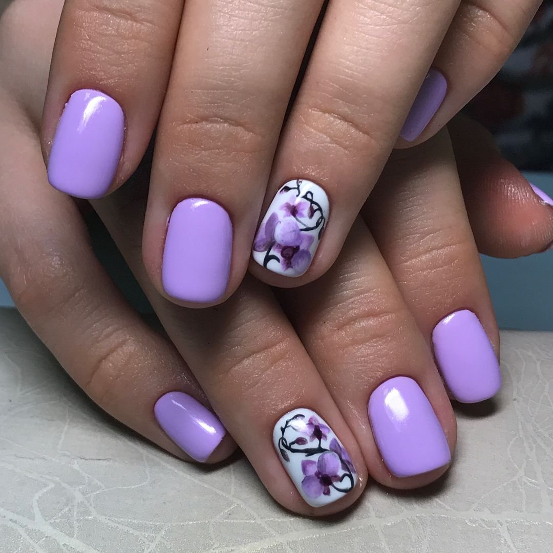 Маникюр с цветочками на короткие ногти фиолетовый