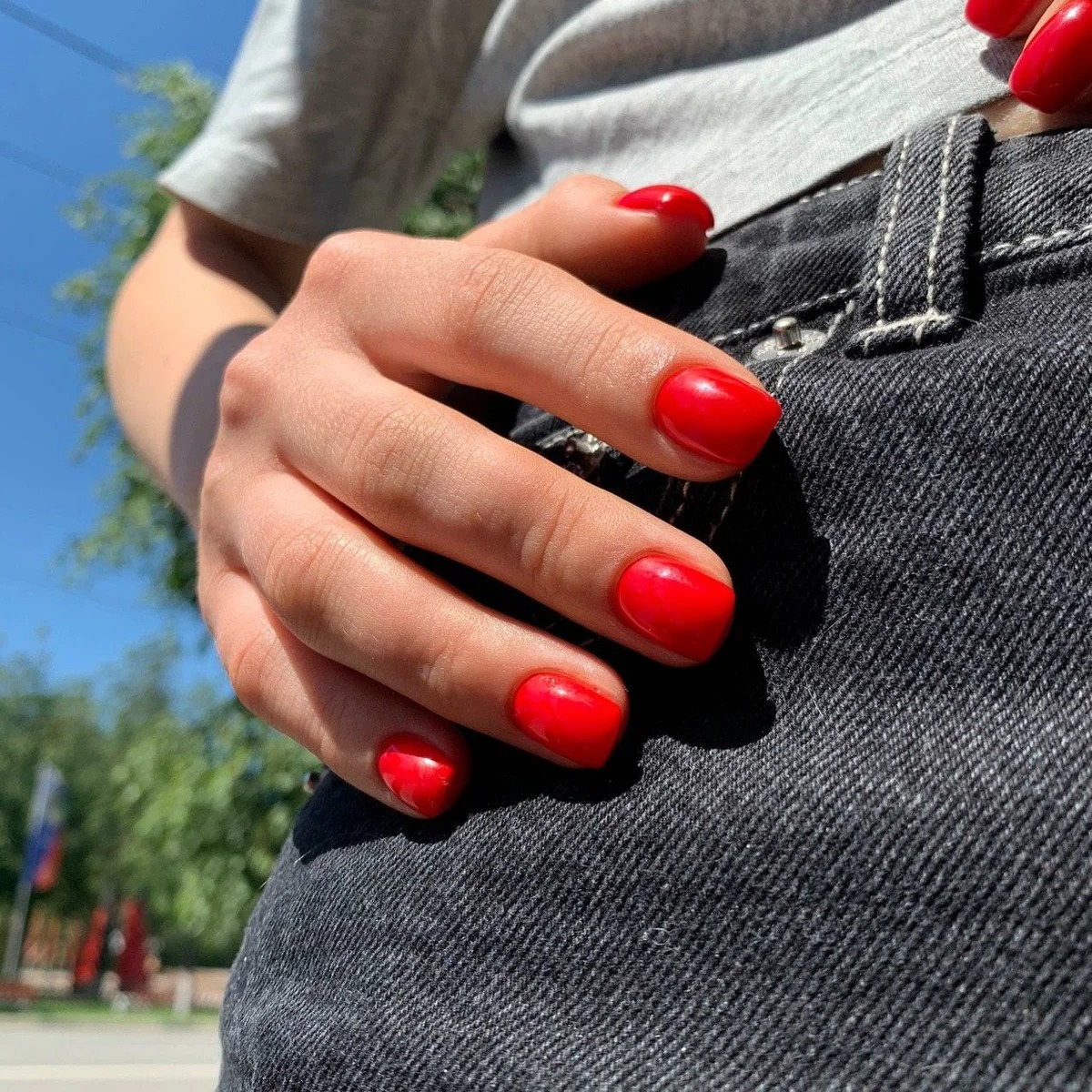Красные ногти на короткие ногти