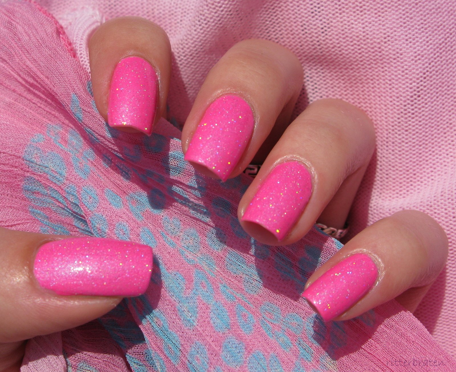 Ярко розовые матовые ногти.