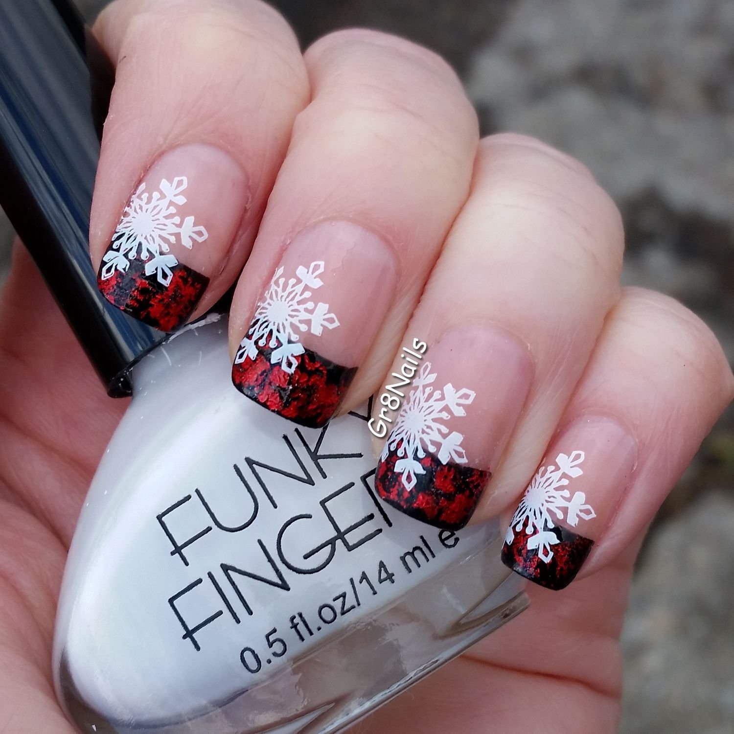 Красные ногти со снежинками