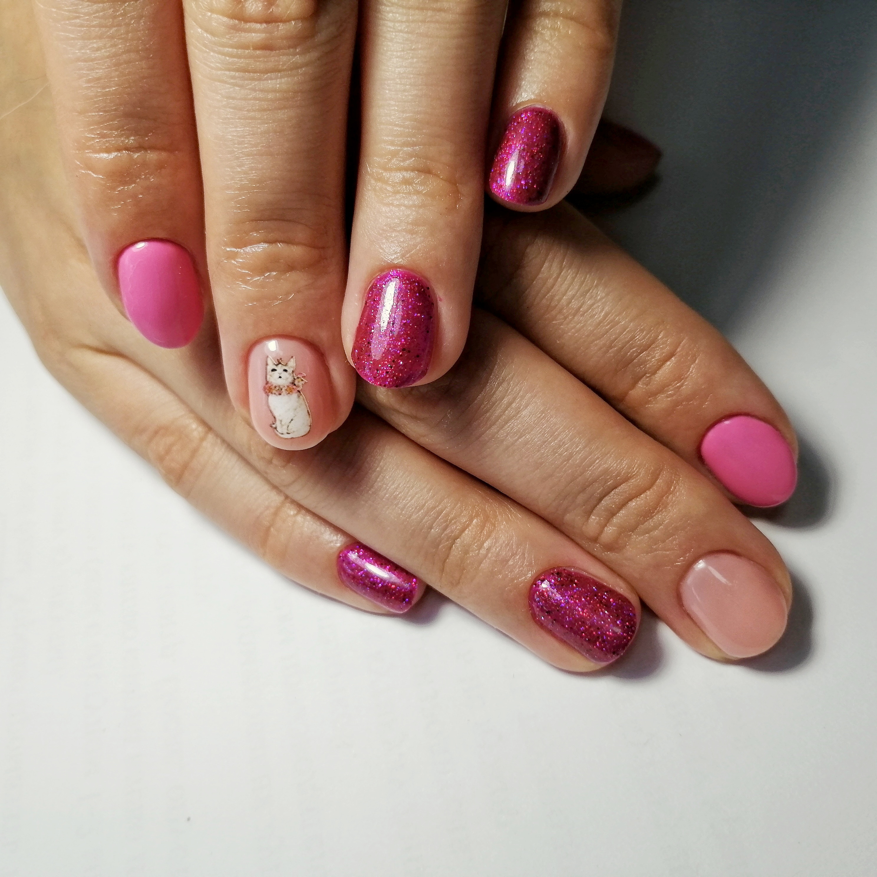 Розовый шеллак на короткие ногти