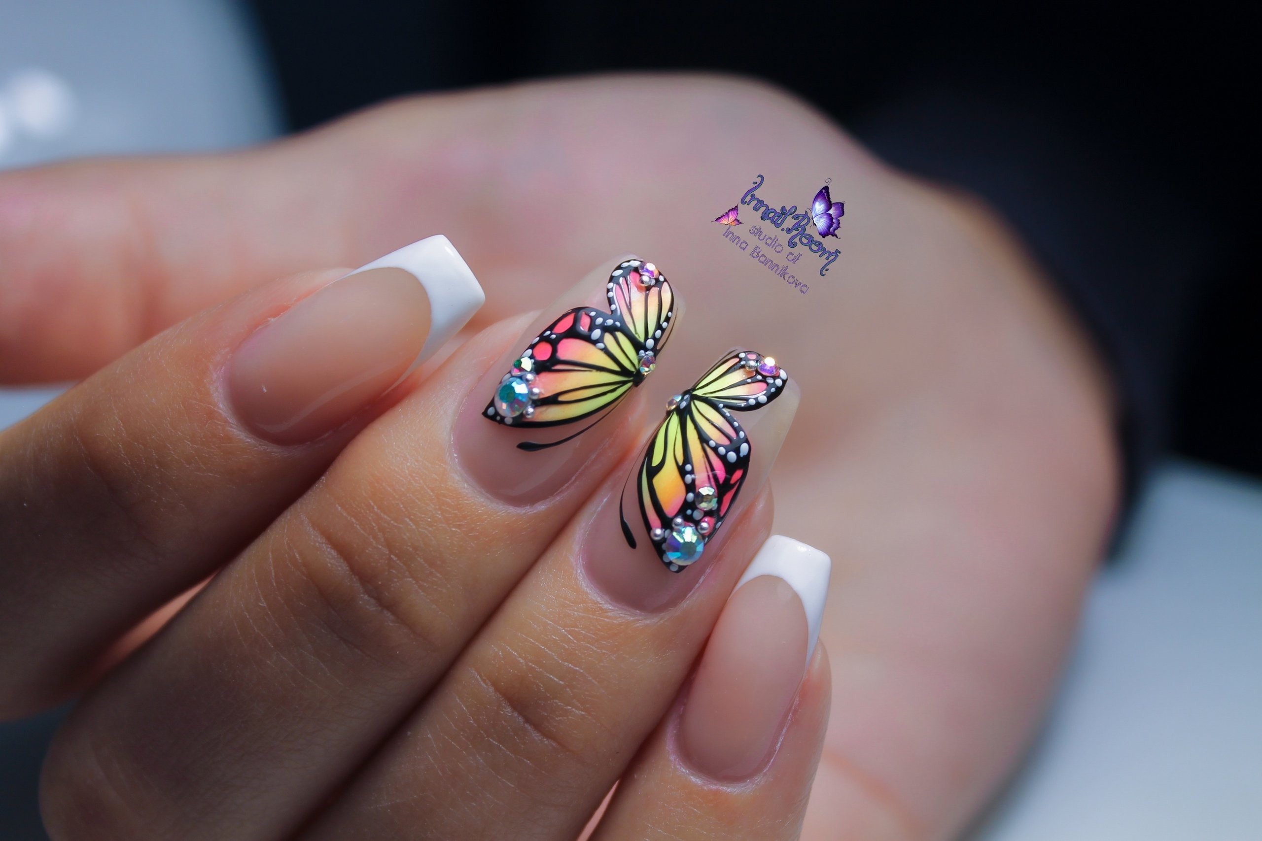 Френч маникюр с бабочками (50 фото)