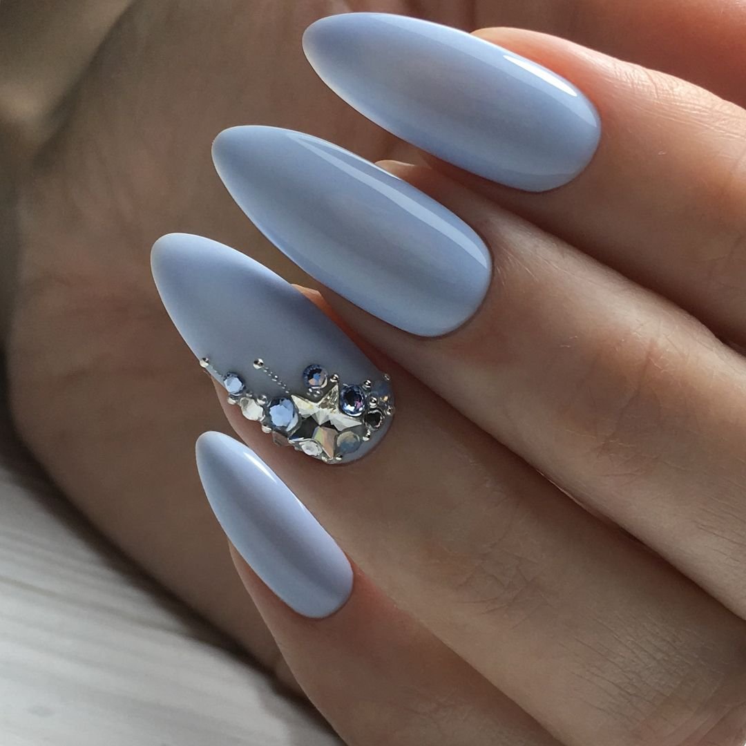Голубые миндальные ногти