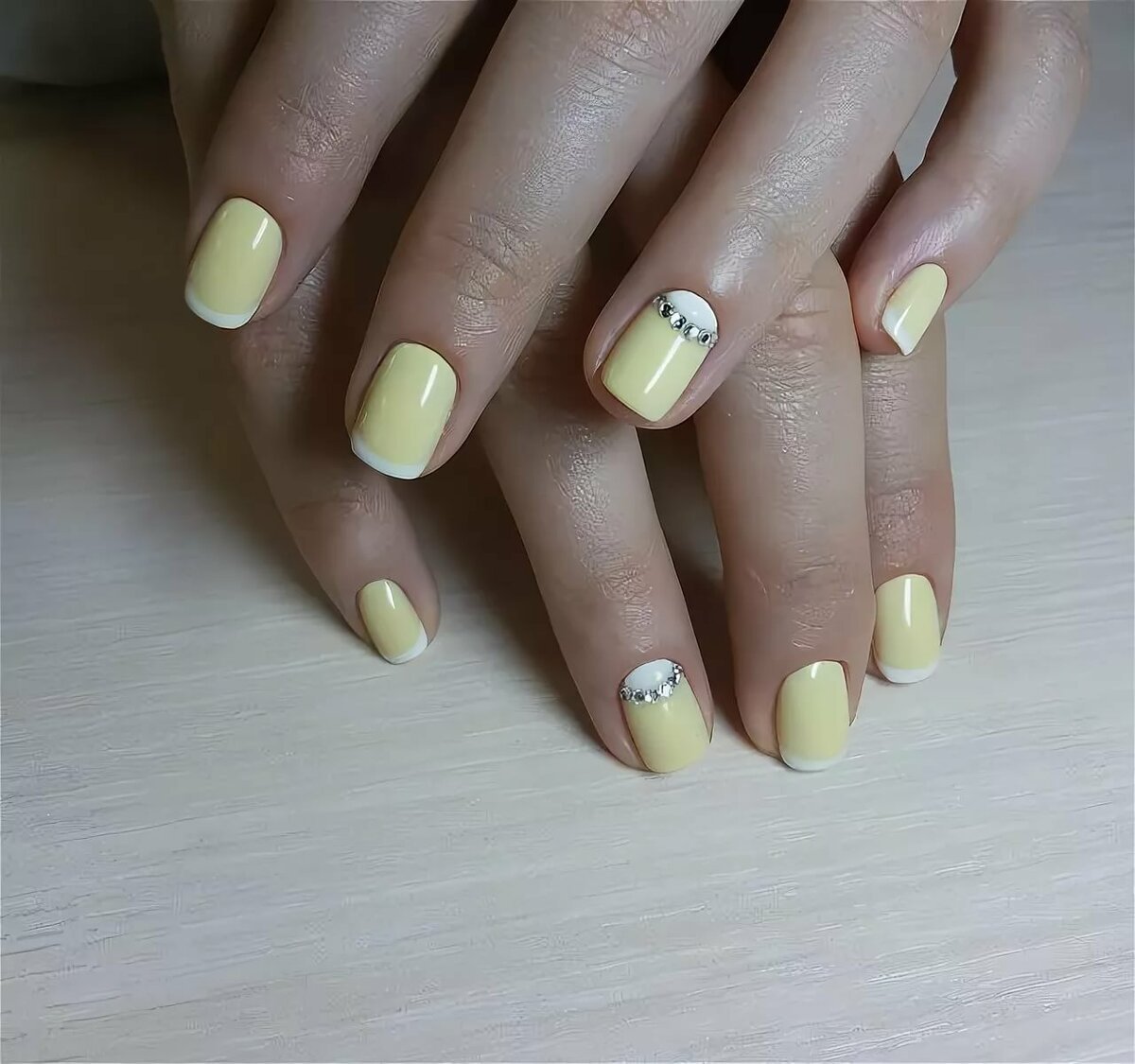 Ногти бледно желтого цвета