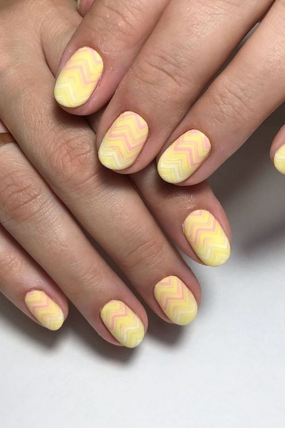 Бледно желтый маникюр на короткие ногти