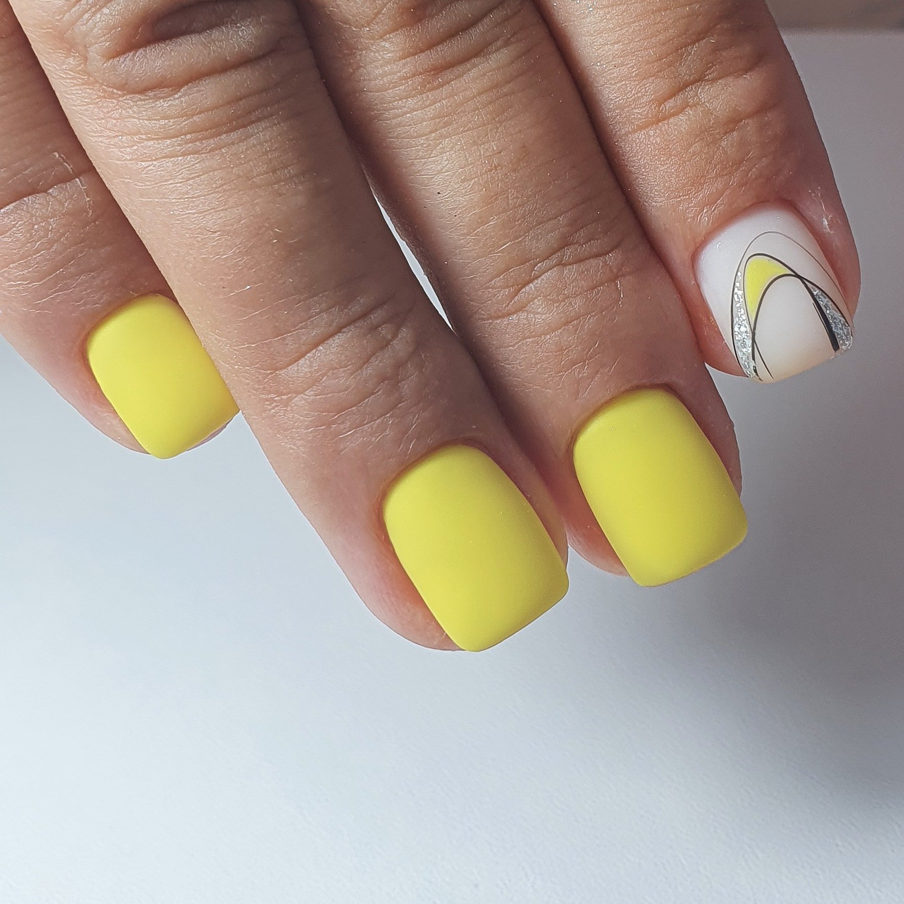 Желтые короткие ногти