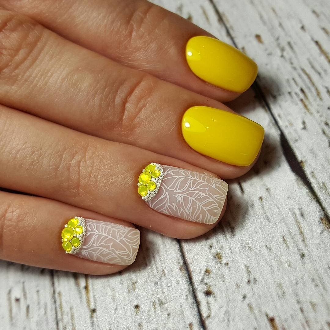 Жёлтый маникюр на короткие ногти