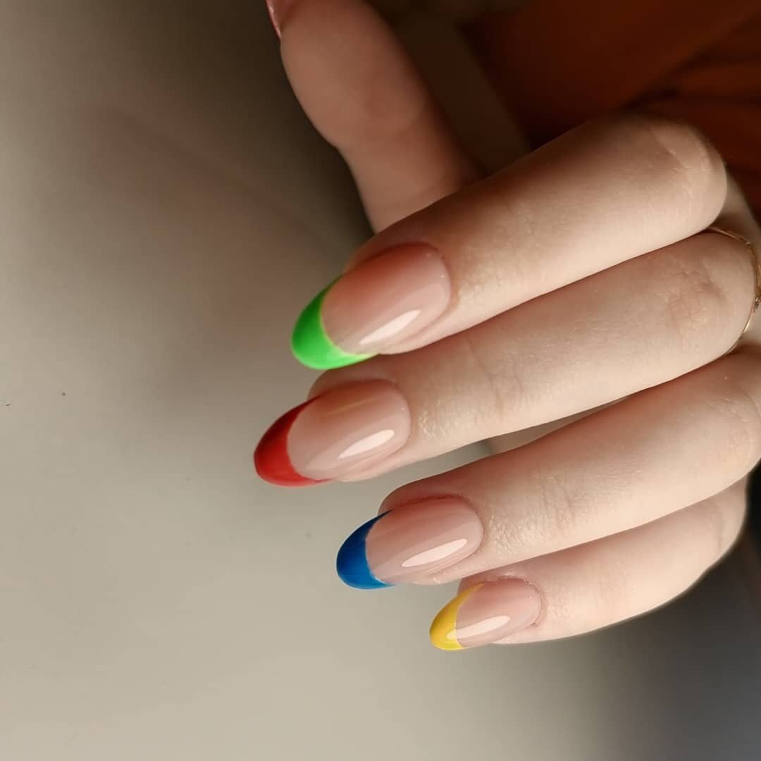 Цветной френч на овальных ногтях