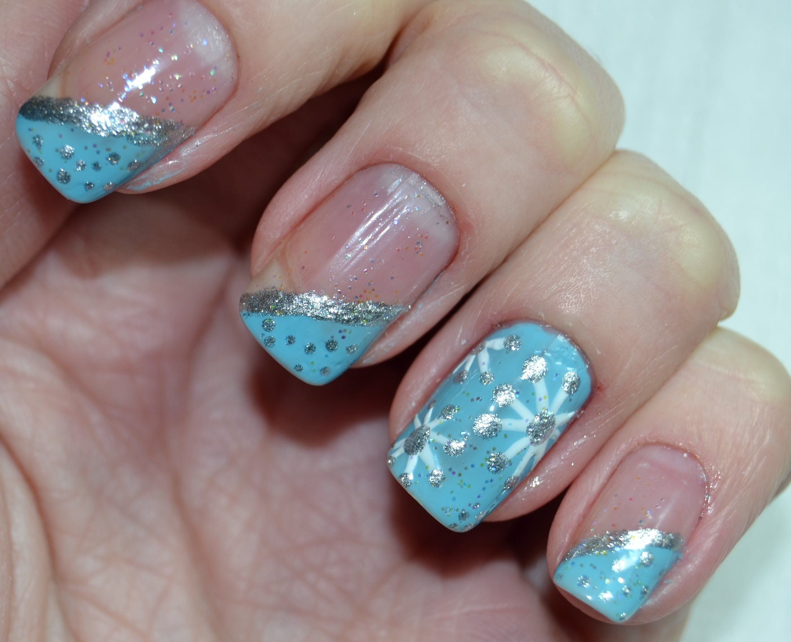 Голубые ногти со снежинками