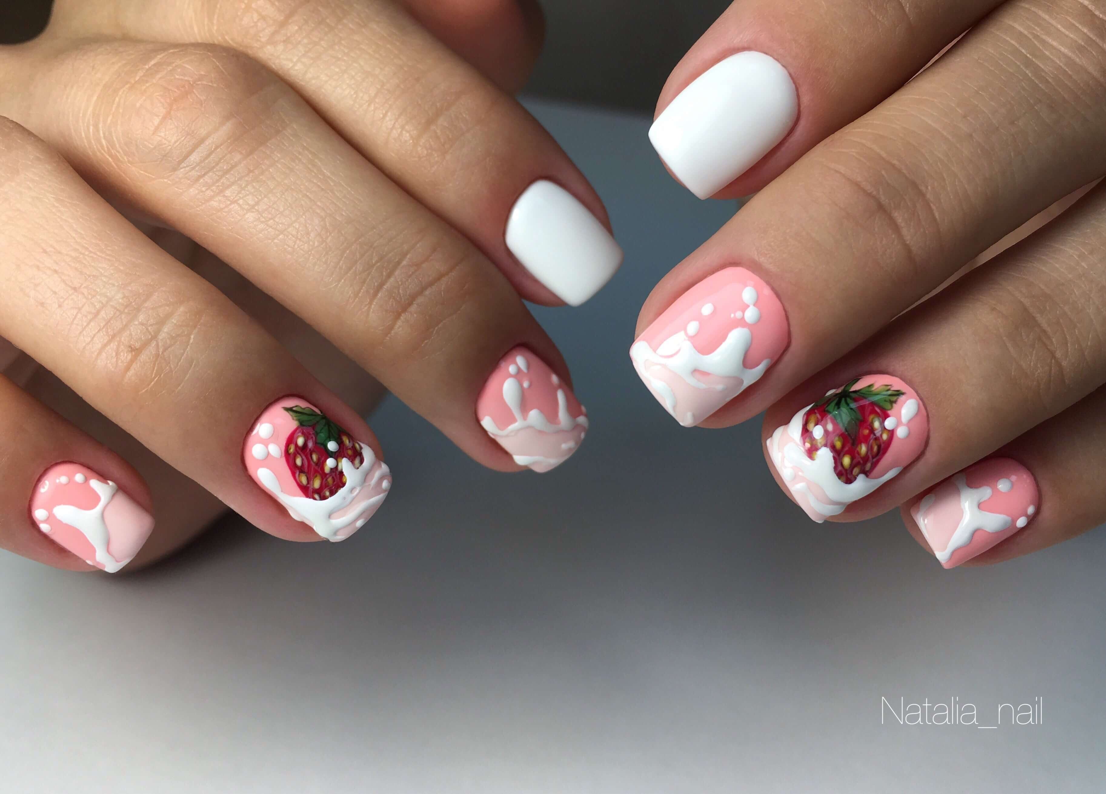 Маникюр с ягодами на короткие ногти
