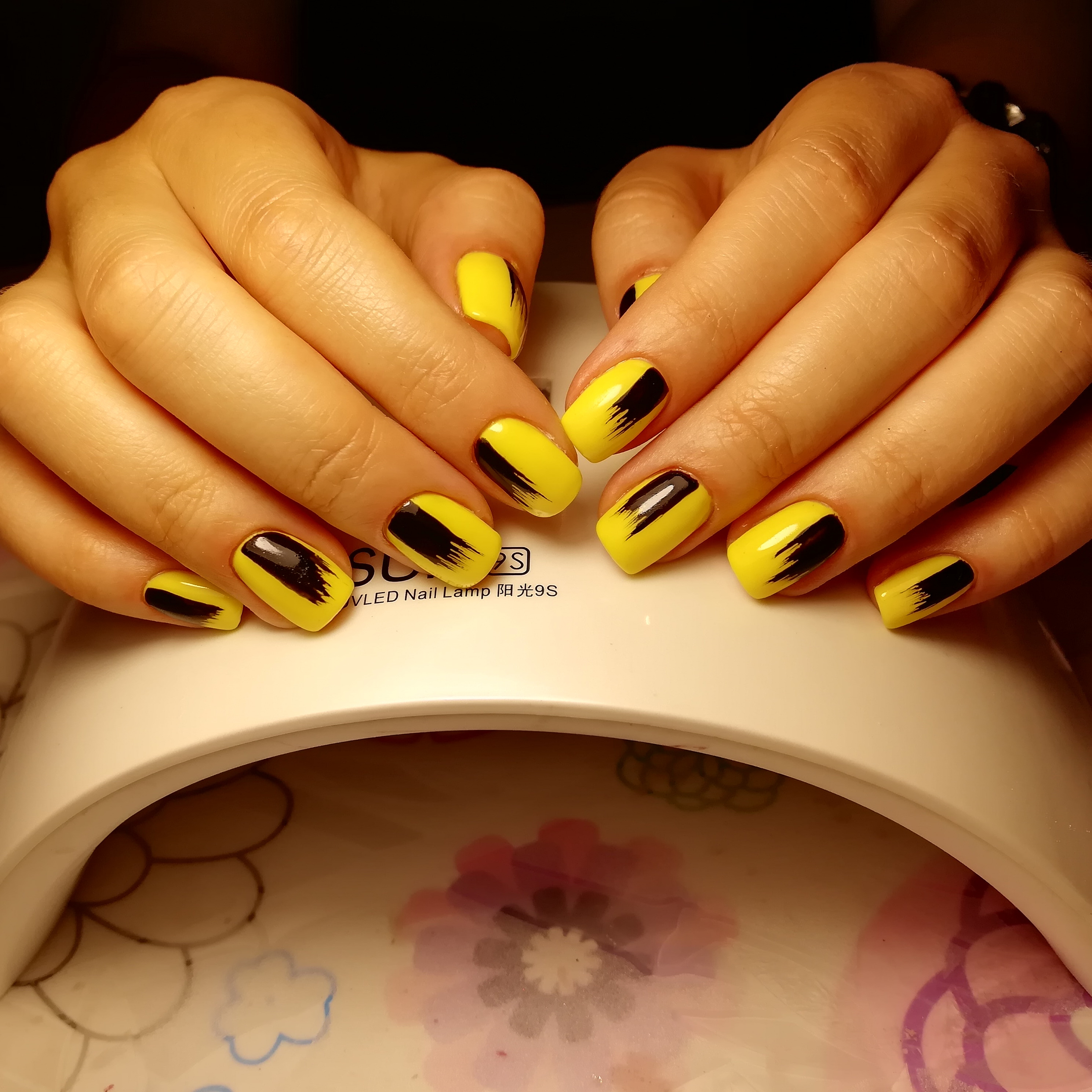 Маникюр жёлтый с чёрным на короткие ногти