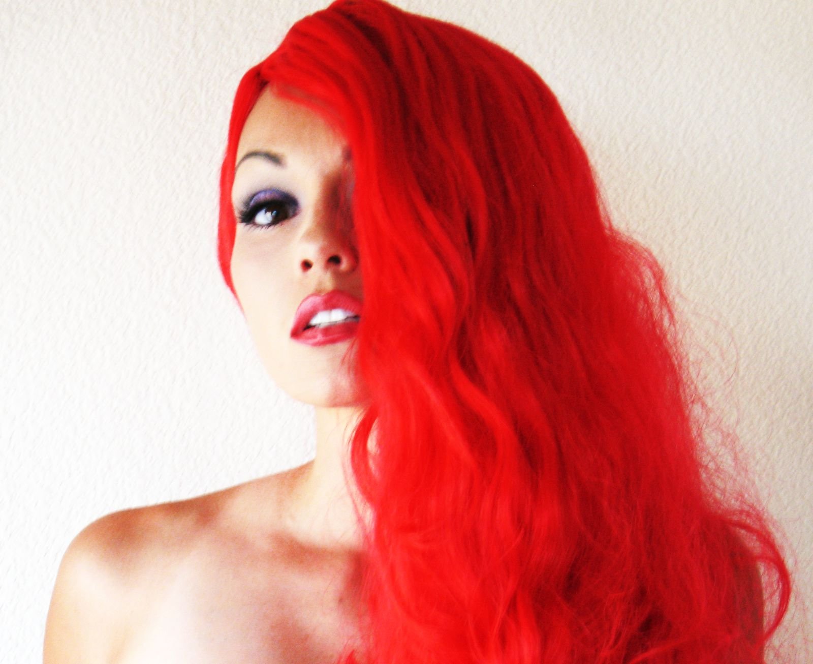 Девушка с окрашенными волосами красный