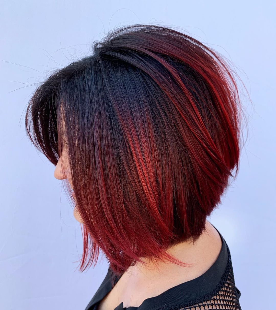 Красные пряди на темных волосах коротких (78 фото) .