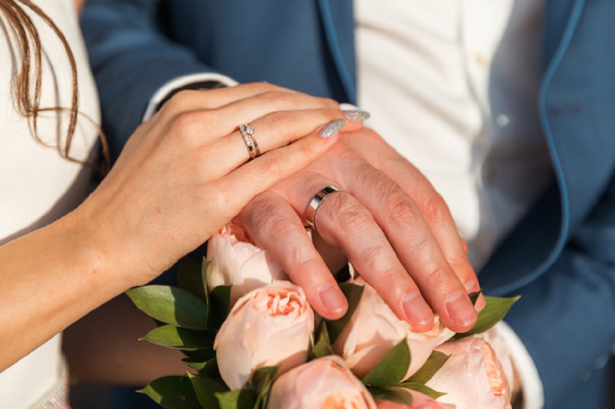 фото со свадьбы руки с кольцами