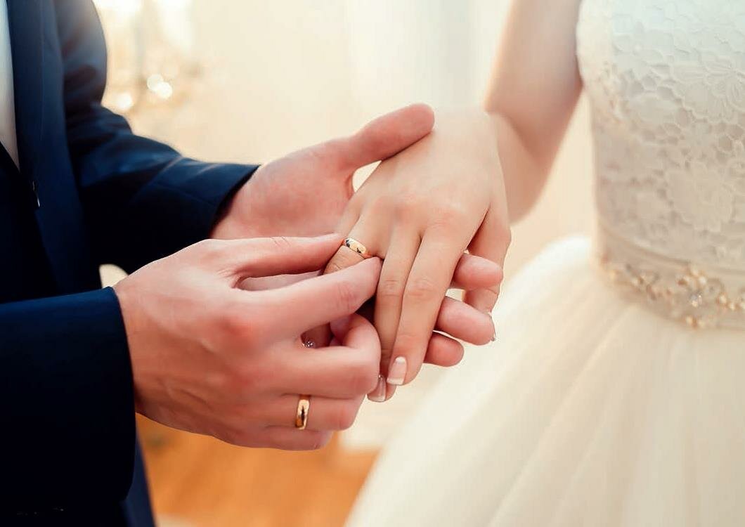 Жених надевает кольцо невесте