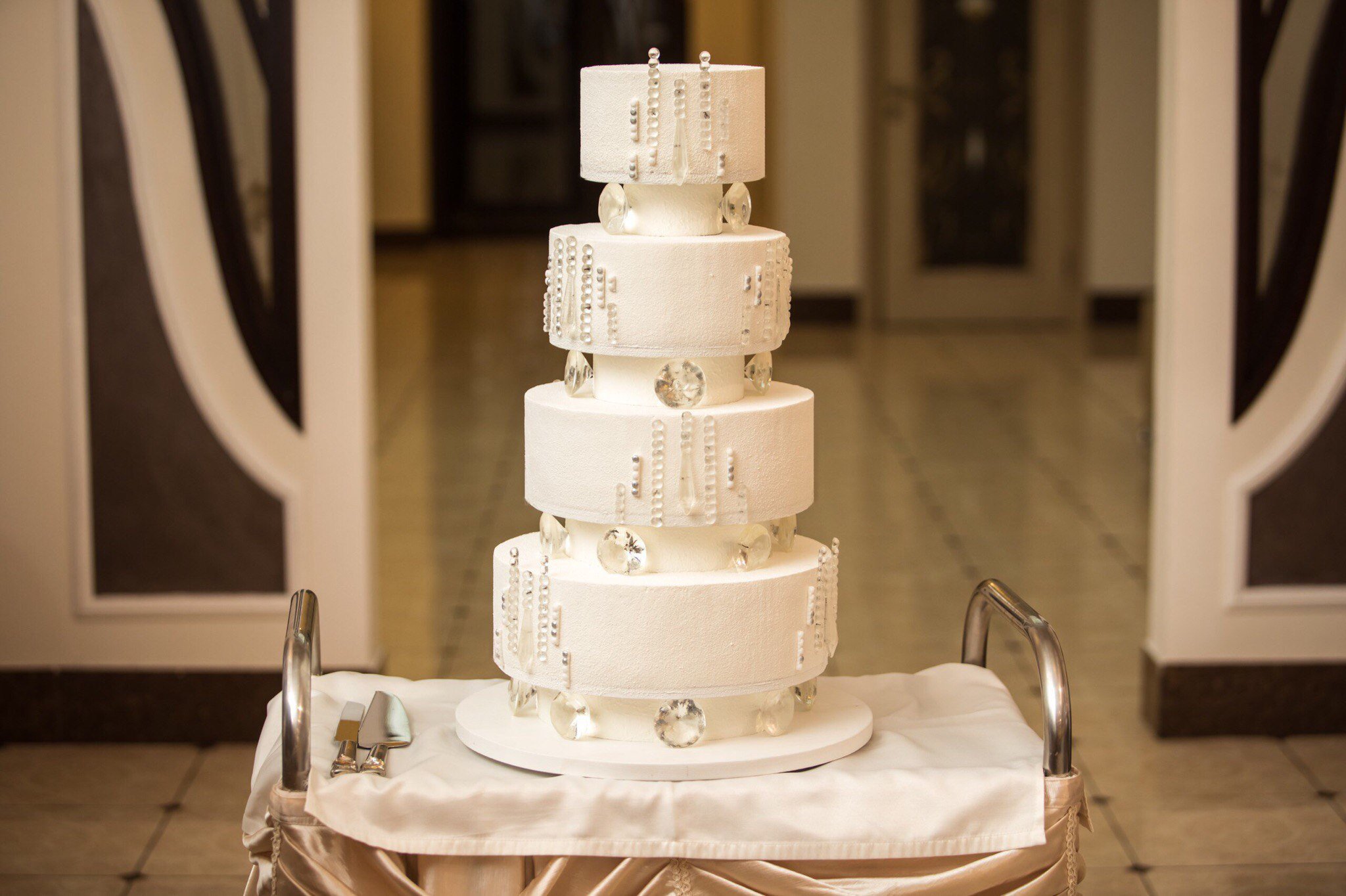 Свадебный торт на белом ганаше
