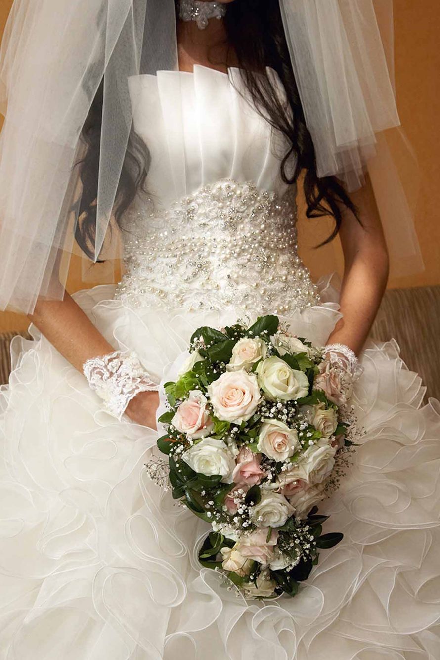 Брюнетка в свадебном платье