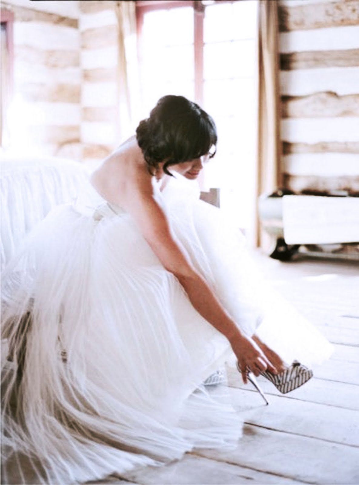 Невеста брюнетка в свадебном платье