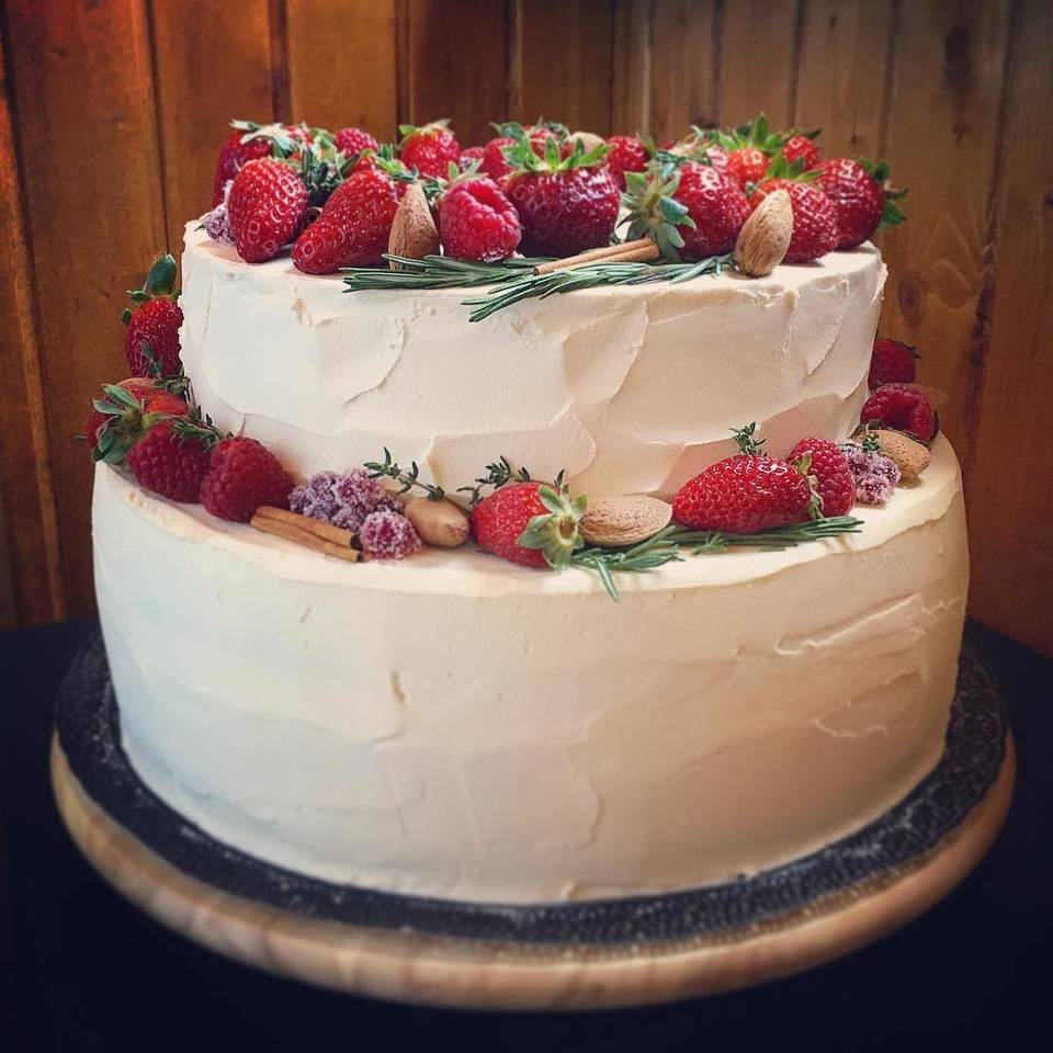 Свадебный торт одноярусный с фруктами