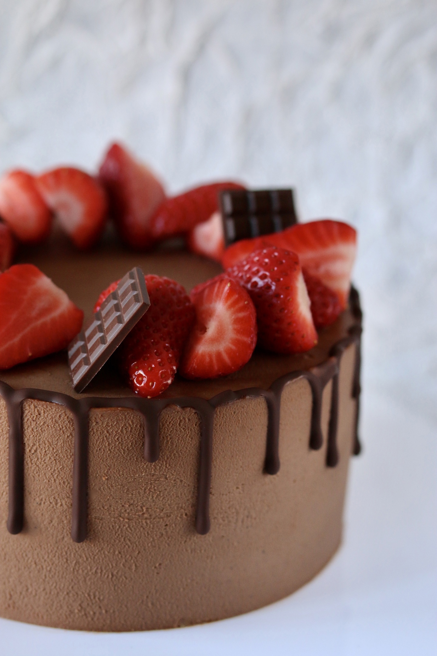 Украшение торта клубникой и шоколадом