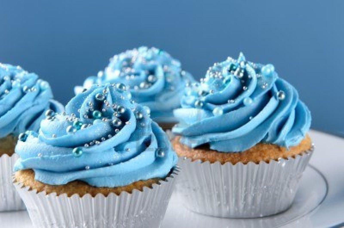 Пирожные на синем фоне