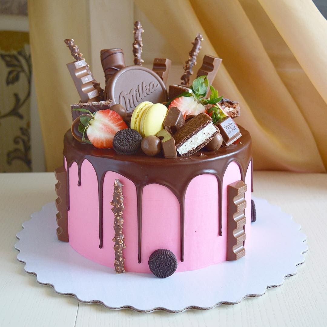 Торт украшенный сладостями для мальчика