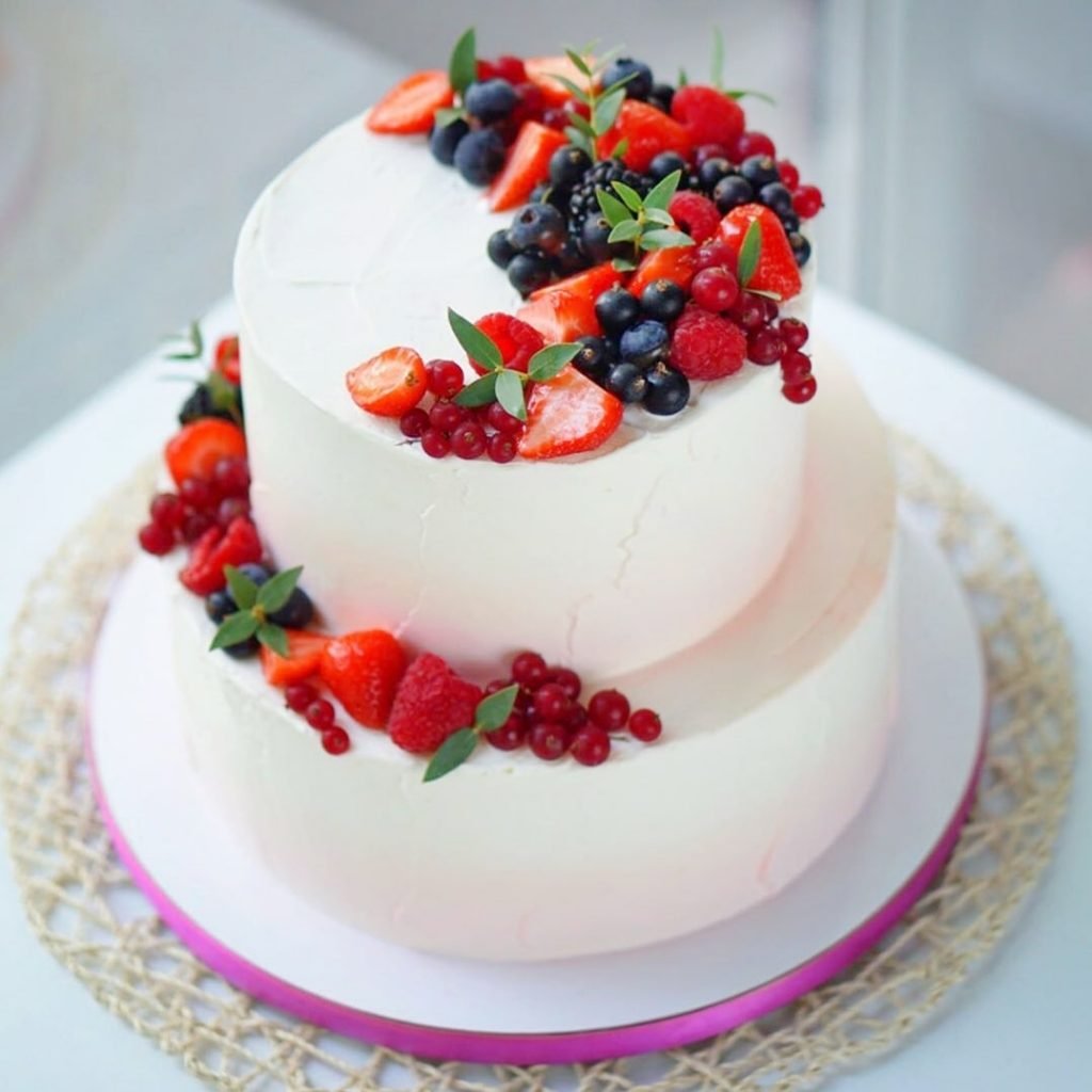 Украшение свадебного торта ягодами