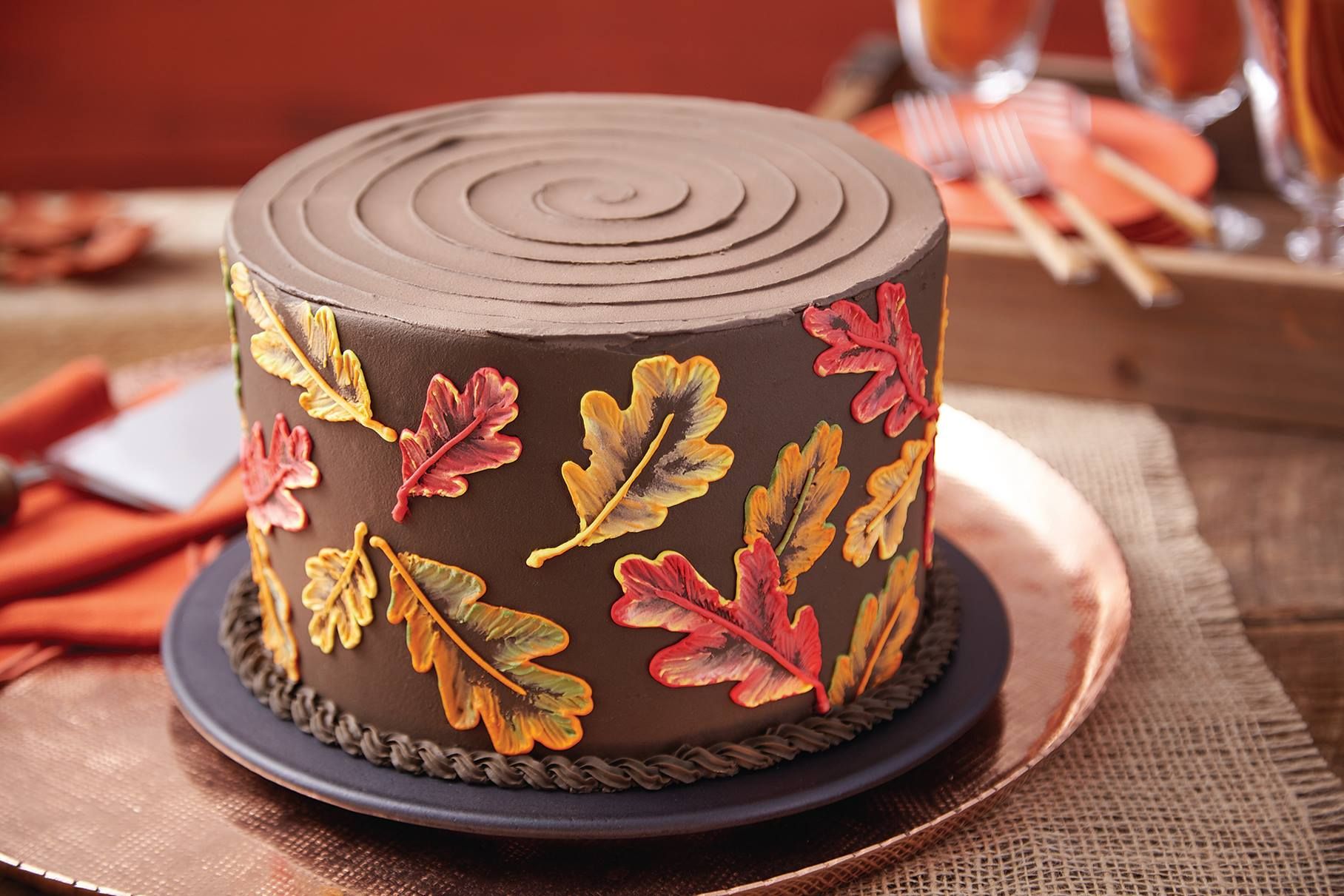 Декор торта осенними листьями