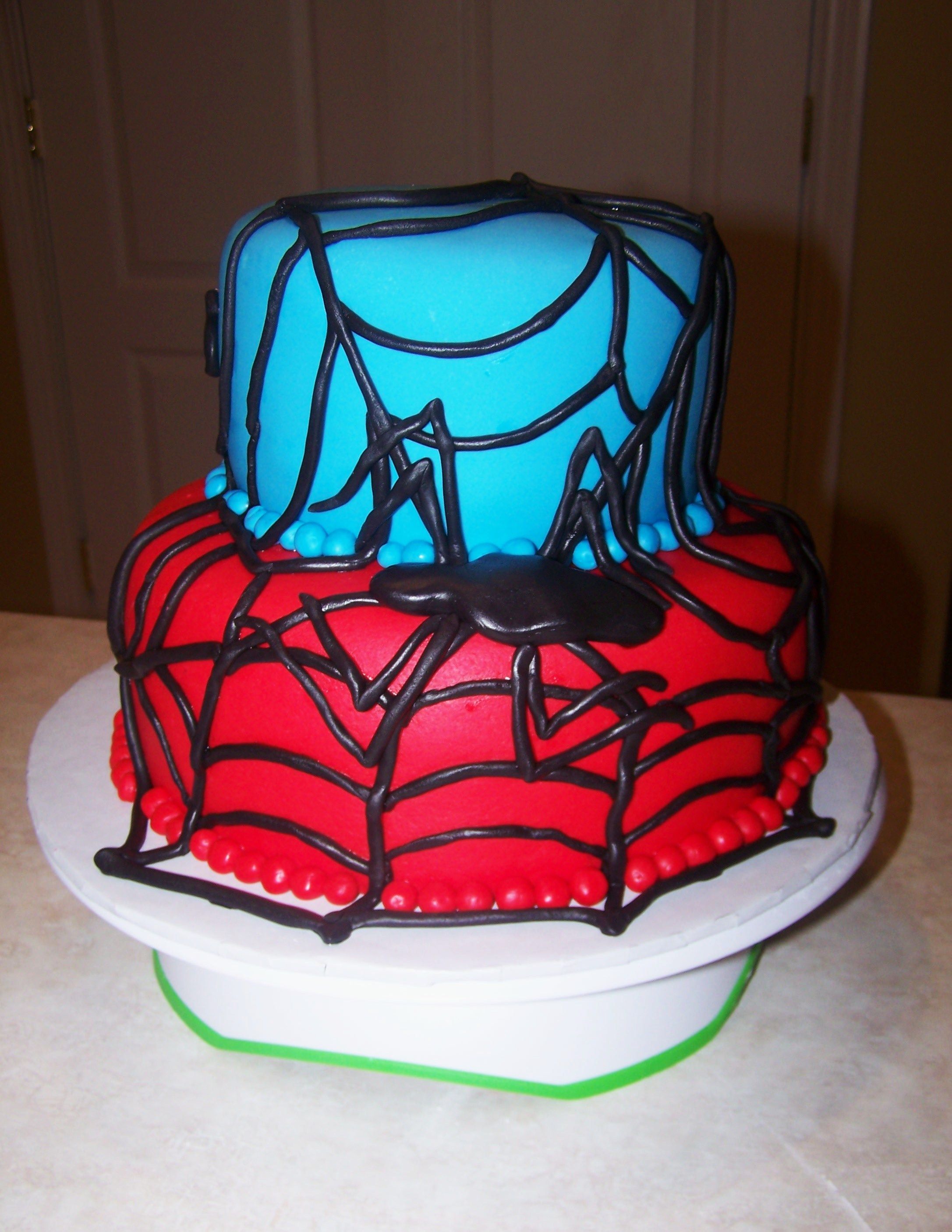 Торт с черным человеком пауком