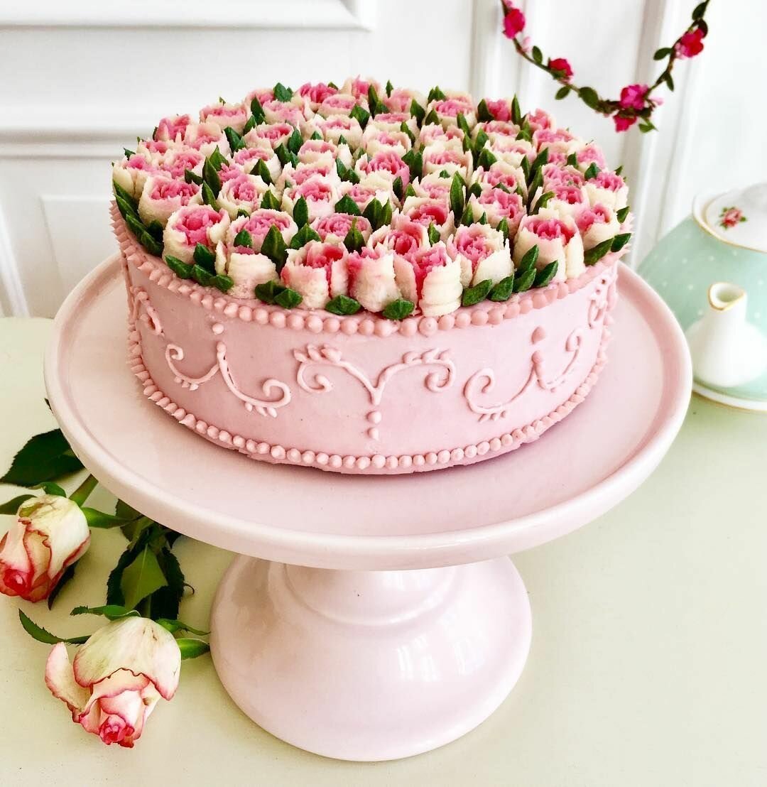 Праздничный торт с цветами