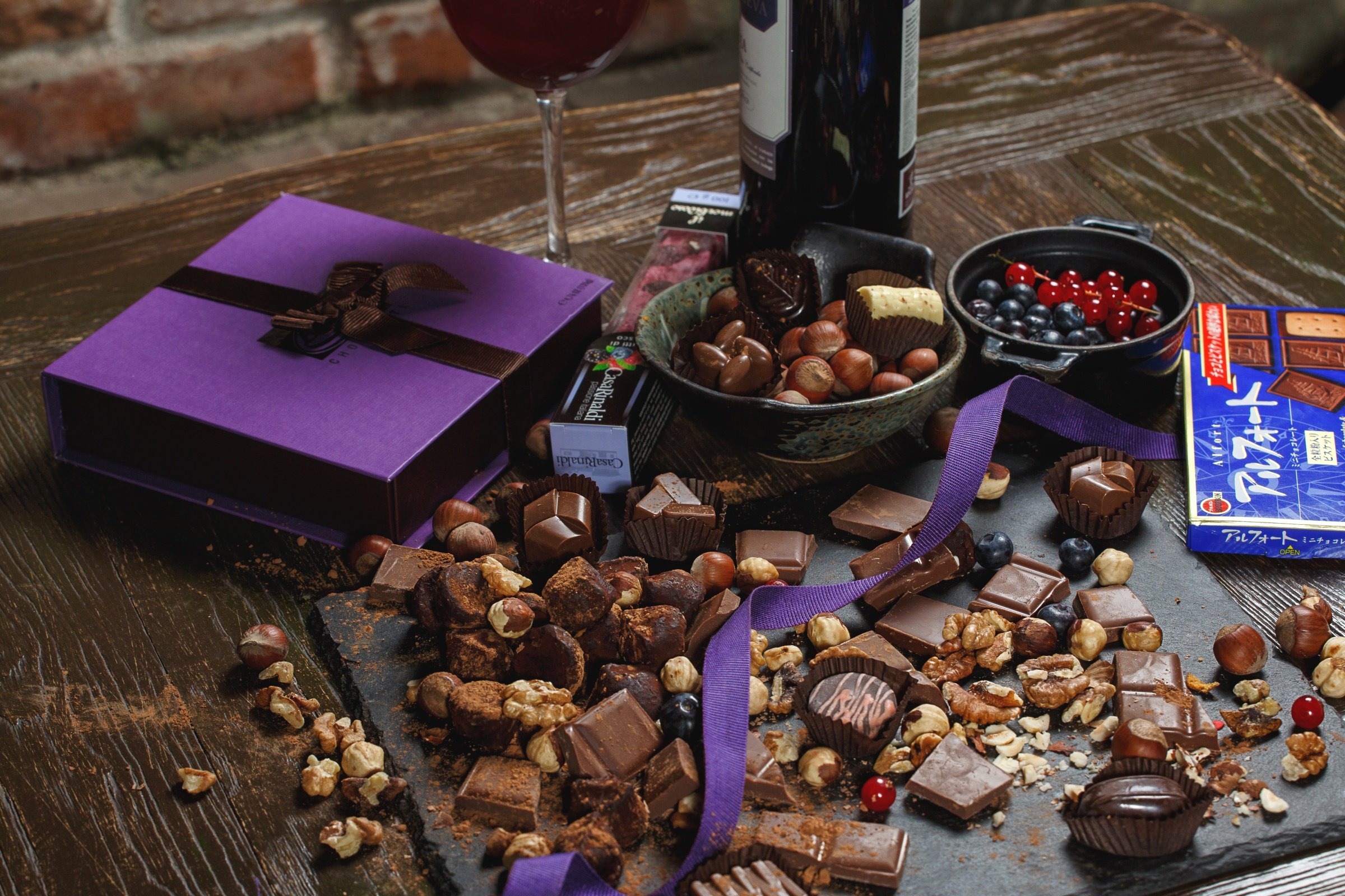 Шоколадные конфеты на столе