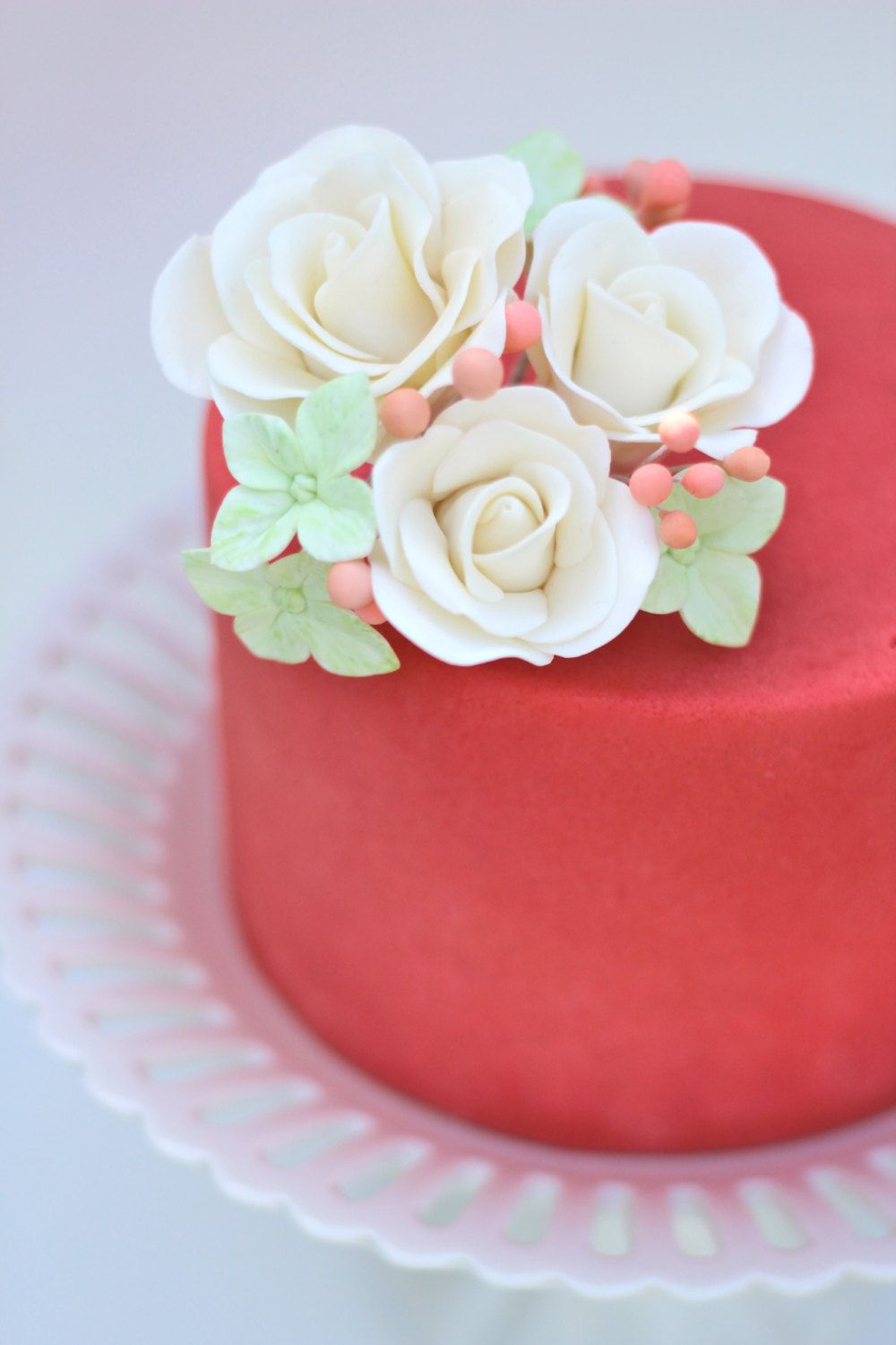 Украшение торта сахарными цветами