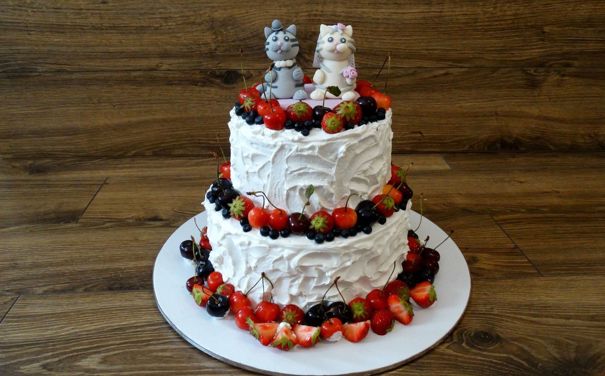 Свадебный торт с ягодами двухъярусный