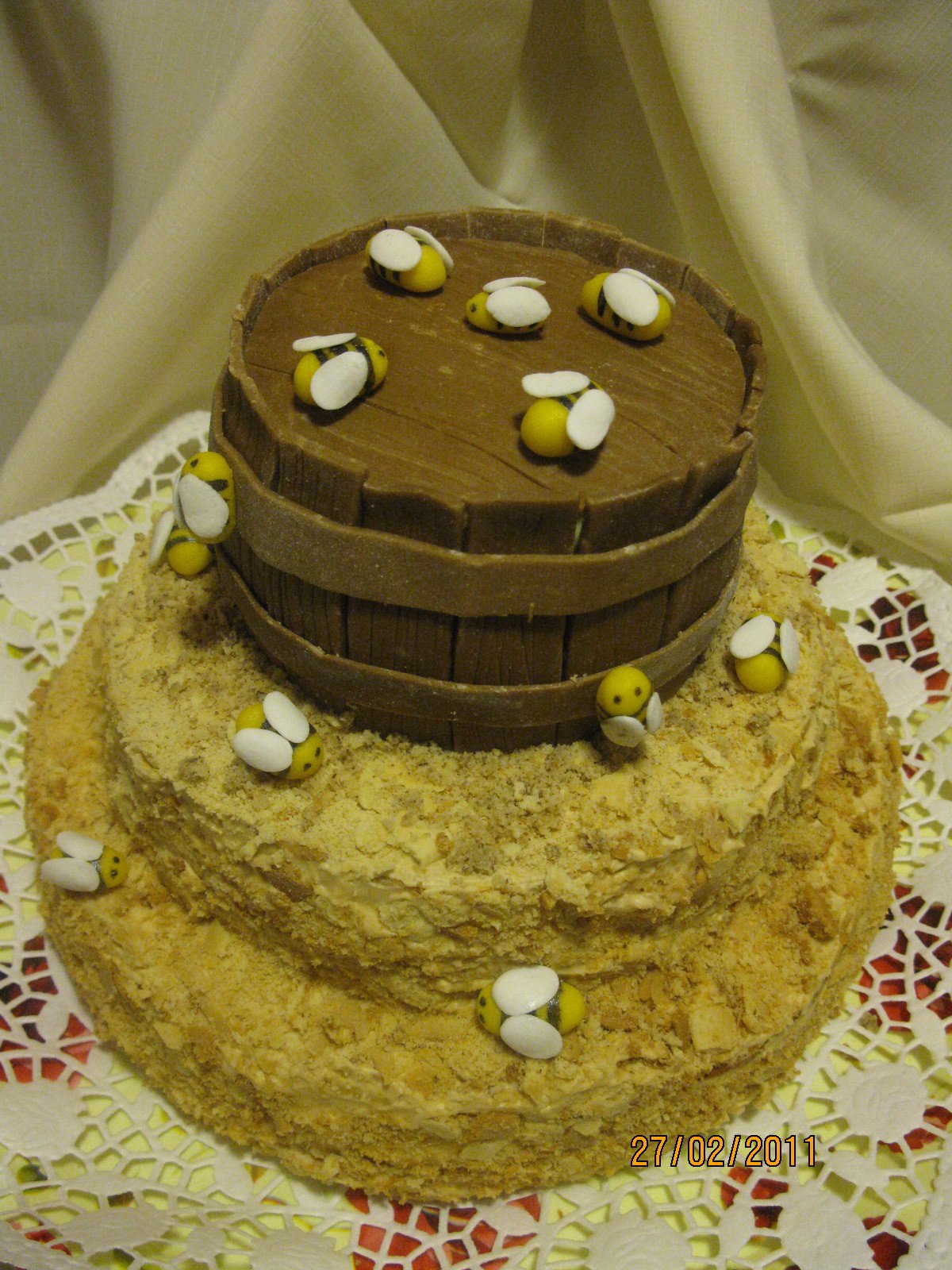 Двухъярусный торт медовик