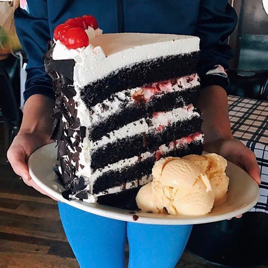 Огромный кусочек торта