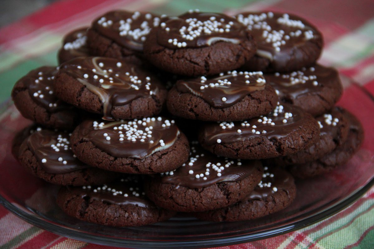 Шоколадное печенье с шоколадом