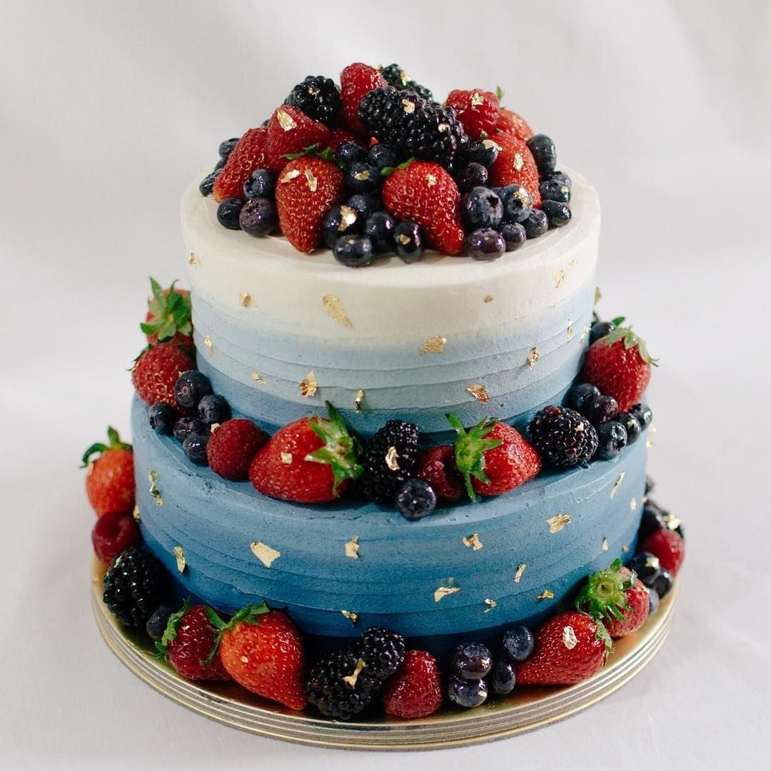 Стильный торт с ягодами